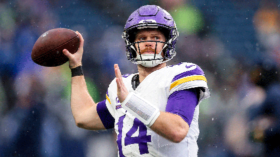 gettyimages-2191096292-sam-darnold-vikings-qb-pregame-2024-1400.gif