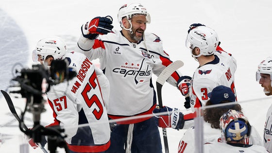 usatsi-25864084-alex-ovechkin-capitals-nhl-breaks-record-895-2025-1400.jpg