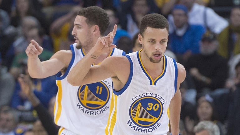 WATCH: Klay Thompson unknowingly interrupts Stephen Curry's pregame routine