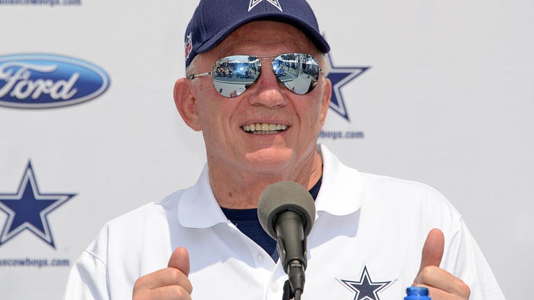 Jerry Jones disappointed by anthem protests, lauds Cowboys for standing
