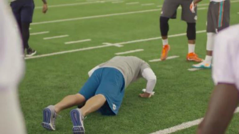 WATCH: Ndamukong Suh doesn't approve of Dolphins coach Adam Gase's pushups