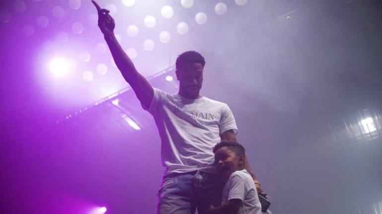 WATCH: Drake brings Derrick Rose and son on stage at MSG