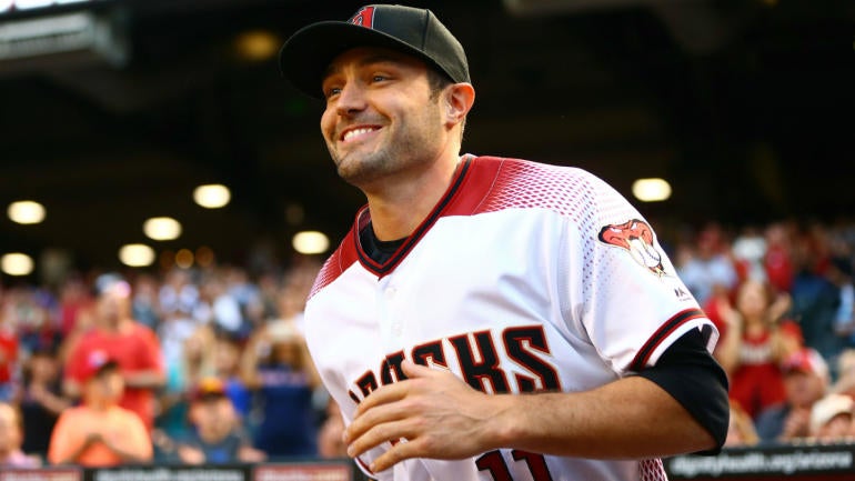 WATCH: Arizona Diamondbacks' A.J. Pollock hands a fan a praying mantis