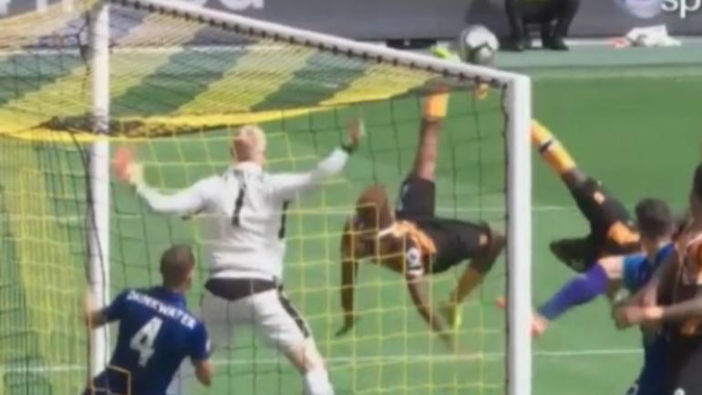 Crazy two-man bicycle kick results in first goal of Premier League season