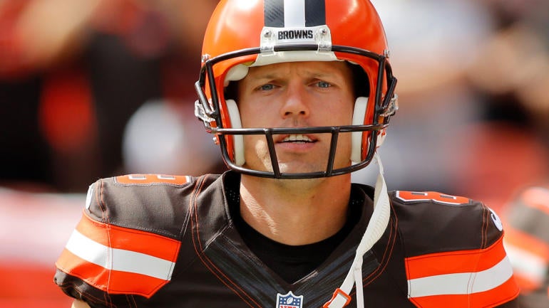 WATCH: Browns punter completely wimps out on tackle vs. Buccaneers