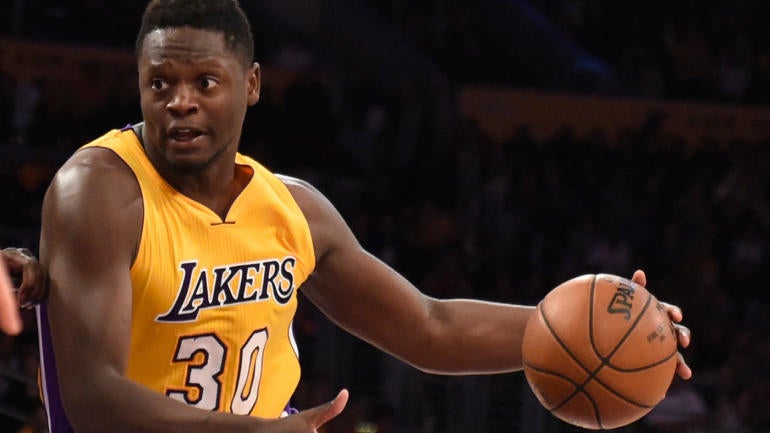 Julius Randle needs seven stitches after lacerating the webbing on his hand