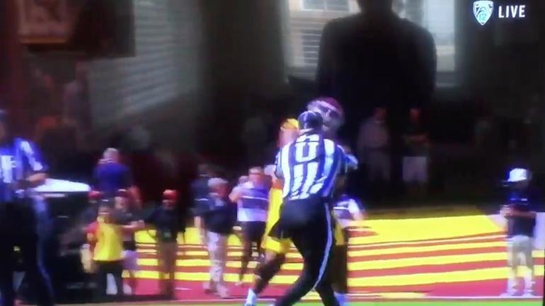USC tackle ejected from game after making contact with official