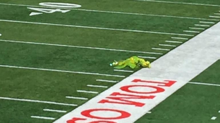 LOOK: Oregon places flowers on the field to honor late Nebraska punter Sam Foltz