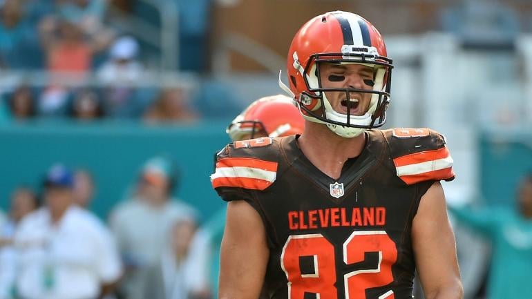 Browns star tight end welcomes new draft pick to Cleveland, gets cut hours later