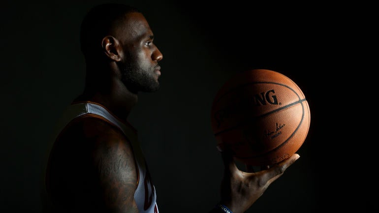 Poll: LeBron James, not Stephen Curry, is most influential endorser