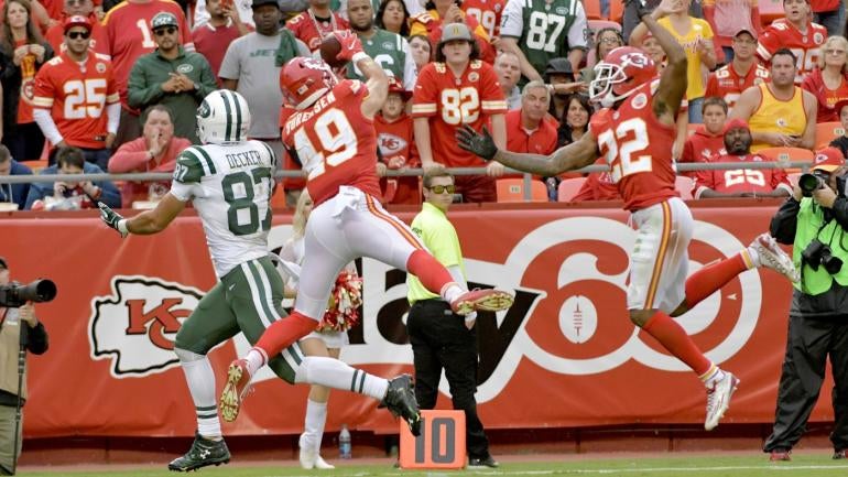 Eric Decker is likely heading for an MRI after re-injuring his shoulder