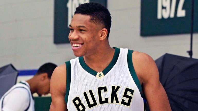 Bulls announcer tries and miserably fails to pronounce Giannis