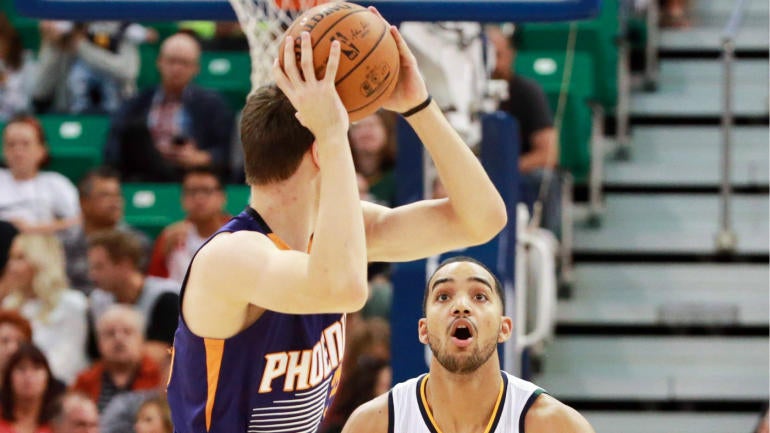 WATCH: Suns rookie Bender basically violates every offensive rule on one play
