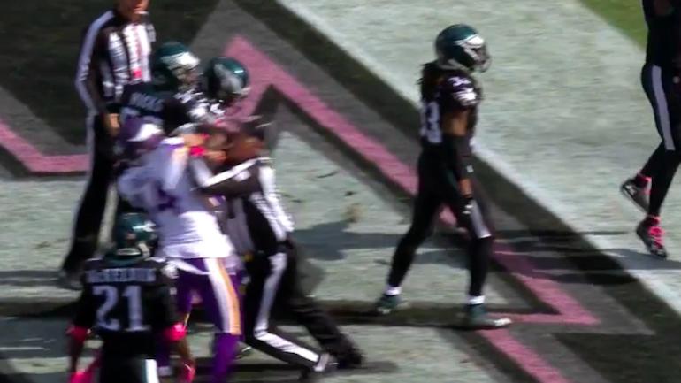 WATCH: Ref in Vikings-Eagles game gets annoyed, shoves player in scrum