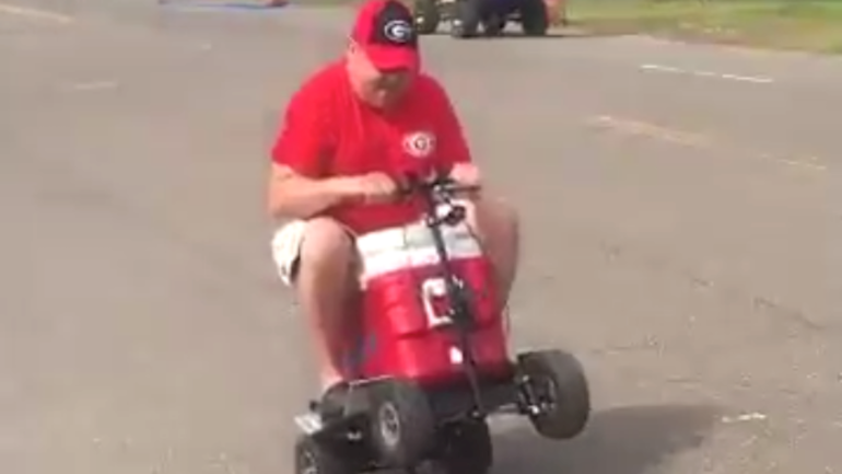 LOOK: Georgia fan already enjoying tailgate for Florida, rides motorized cooler