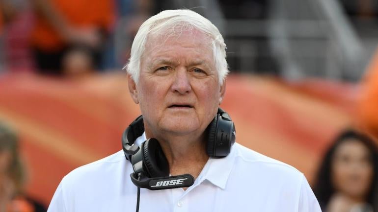 Broncos DC Wade Phillips carted off after scary sideline collision with player