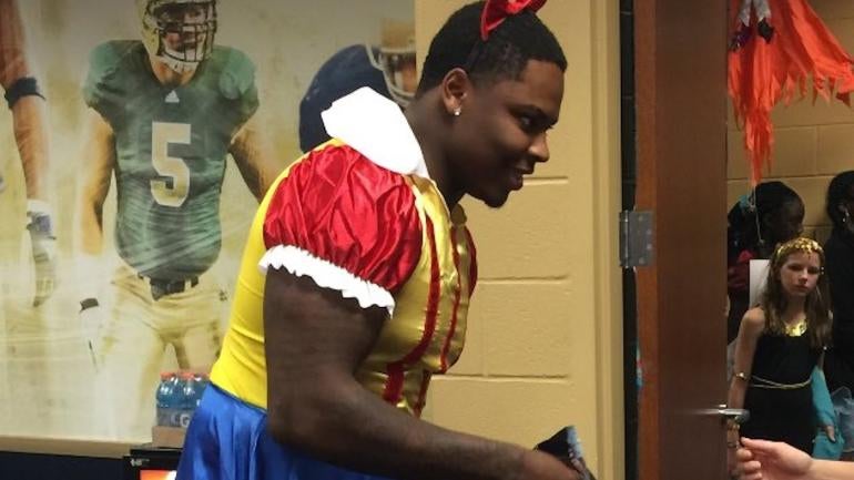 LOOK: Notre Dame lineman wins Halloween with Snow White costume for kids