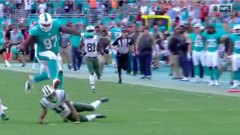 Ryan Fitzpatrick exits game with injury after handing out free INT to 335-pound lineman
