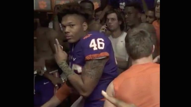 WATCH: The Mannequin Challenge is taking over college football locker rooms