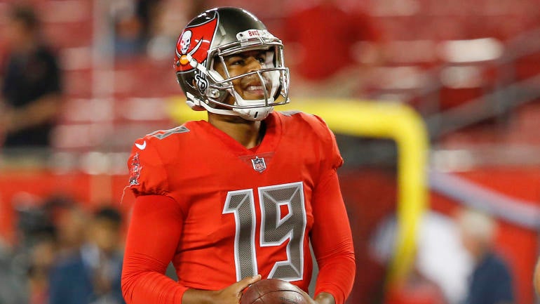 Buccaneers sign veteran competition for second-round kicker Roberto Aguayo