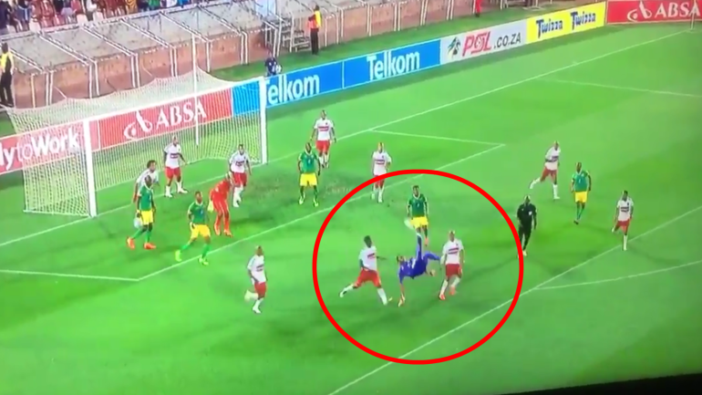 Ridiculous goalkeeper bicycle kick goal in injury time topped only by the celebration