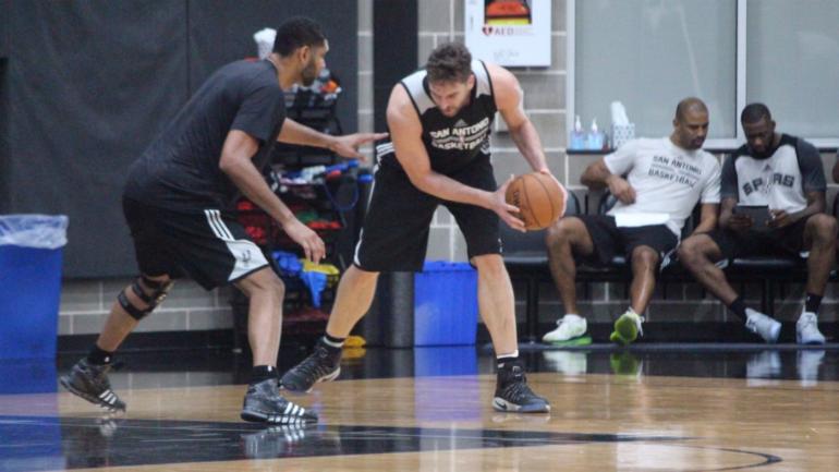LOOK: Tim Duncan plays unconventional one-on-one game against Pau Gasol
