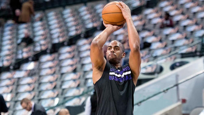 Arron Afflalo warms up