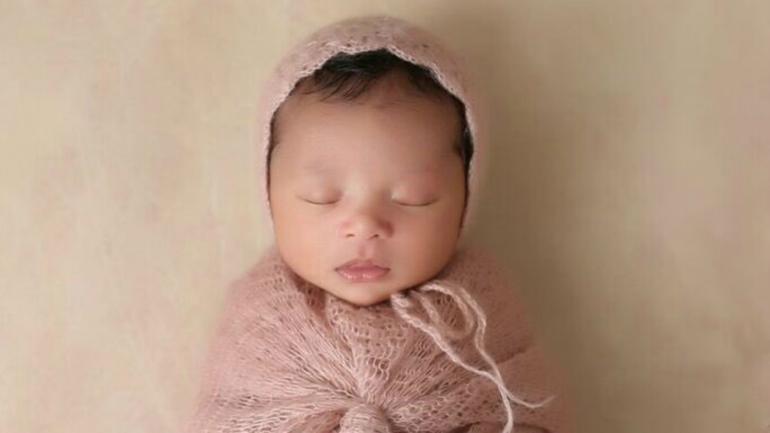 LOOK: Kobe Bryant shares photo of his newborn daughter - CBSSports.com