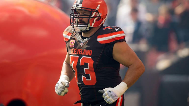 Joe Thomas enjoys seeing Goodell 'scurry off the stage like a rat' after Super Bowl
