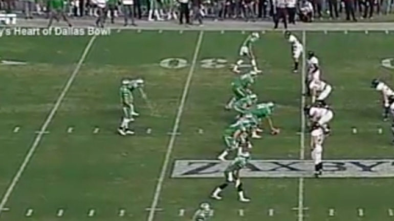 North Texas QB misses snap while distracted by player vomiting next to him