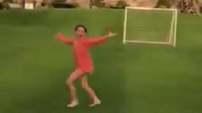 WATCH: A-Rod's daughter has a pretty great bat flip
