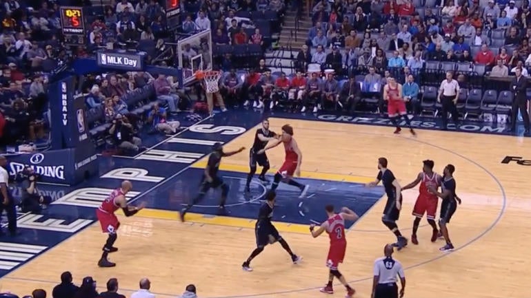 WATCH: Bulls' Robin Lopez dishes out the perfect assist with his face