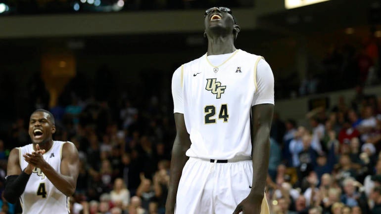 WATCH: Memphis doesn't even attempt opening tip against 7-foot-6 UCF center