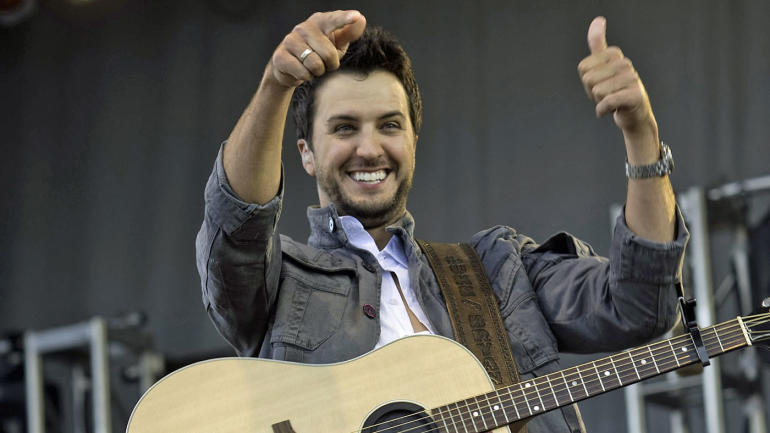 2017 Super Bowl national anthem prop bet: Sure sounds like Luke Bryan is going long