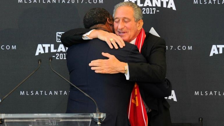Atlanta mayor signs order allowing bars to stay open late after 2017 Super Bowl