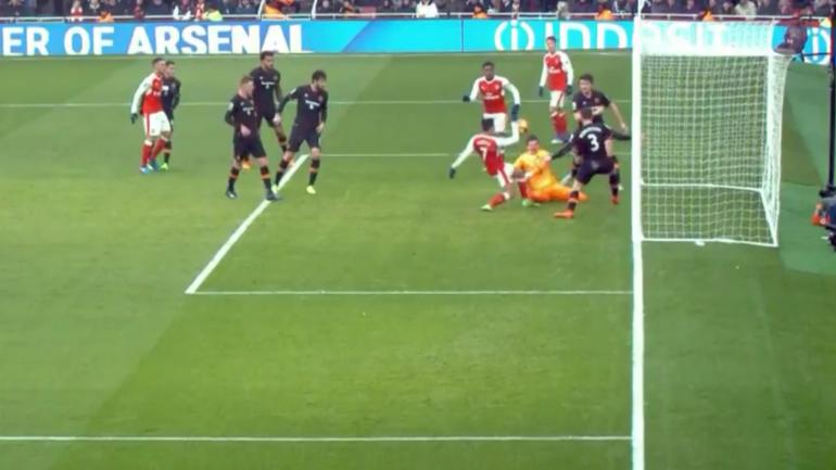 Report: Referee apologizes after Arsenal's Alexis Sanchez scores with his hand
