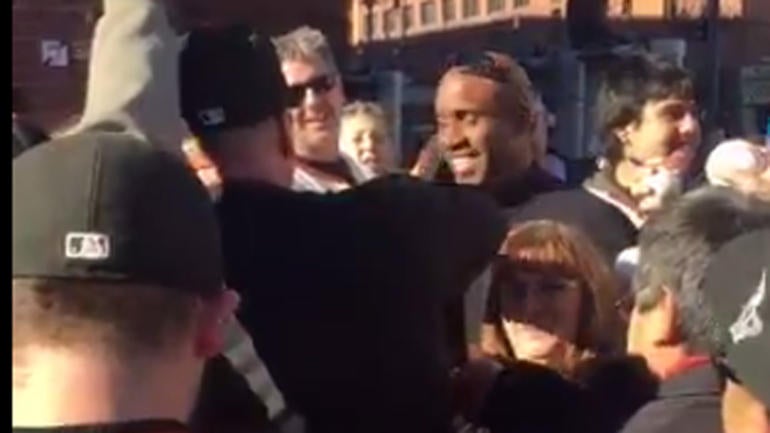 WATCH: Barry Bonds crashes Giants fan fest to sign autographs