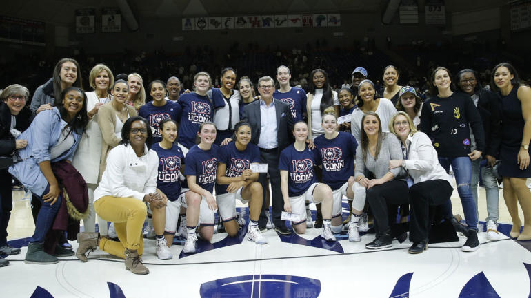 Kobe Bryant shows again he's a fan of women's hoops by tweeting ... - CBSSports.com