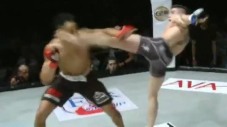 WATCH: MMA fighter showboats during fight, promptly knocked out by head kick