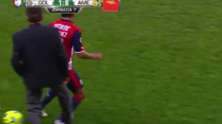 Chivas vs. America: Coach La Volpe shockingly enters field to tackle a player