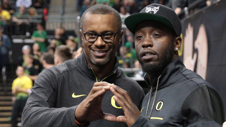 Willie Taggart is doing himself no favors by fighting with media in Oregon