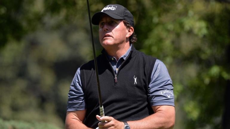 Phil Mickelson uses brother Tim as caddie after Bones gets sick during round - CBSSports.com
