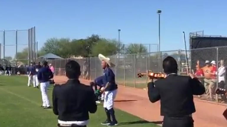 WATCH: Mariners get mariachi band to follow around Leonys Martin on his birthday