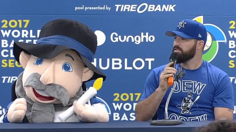 Israel 'Mensch on the Bench' mascot is the best in WBC, and so is their 2-0 record