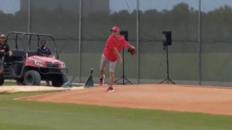 WATCH: PGA golfer Rickie Fowler pitches at St. Louis Cardinals spring training