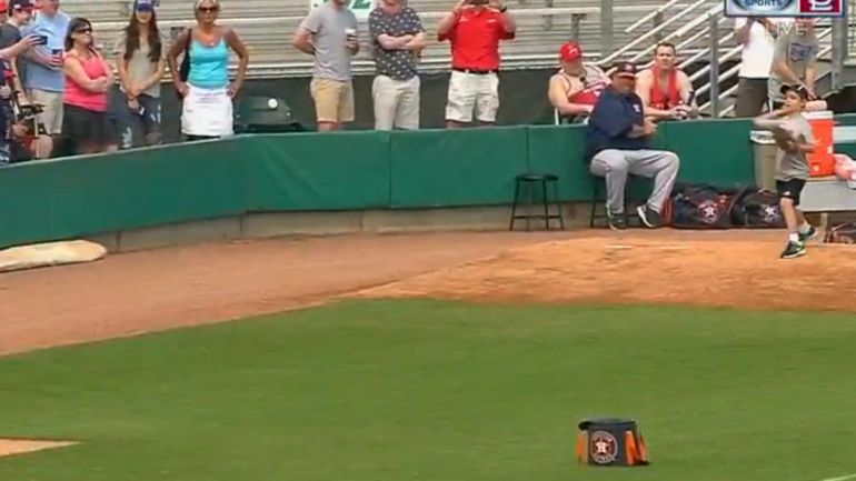 WATCH: Astros invite young fan into the bullpen to throw warm-up pitches