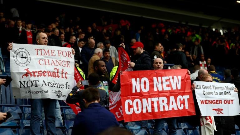 Arsenal fans use plane, signs and more to show how much they want Wenger out
