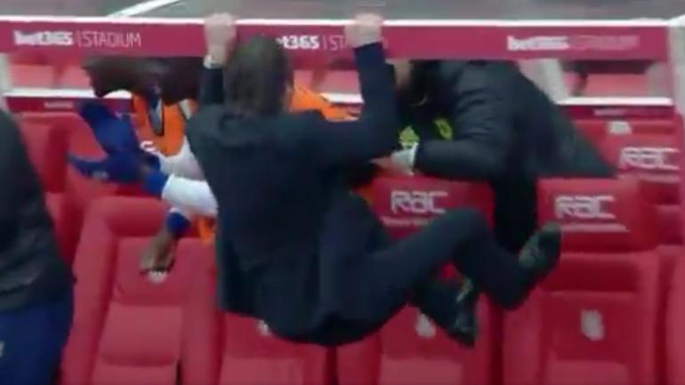 Premier League leader Chelsea score late winner, turning manager Conte into Tarzan
