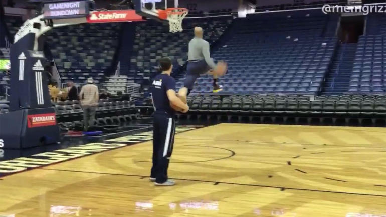 40-year-old Vince Carter throws down between-the-legs dunk like it's no big deal