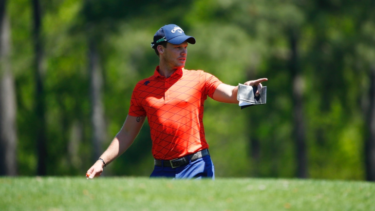 WATCH: Golfers synchronize skipped shots on pond at Augusta